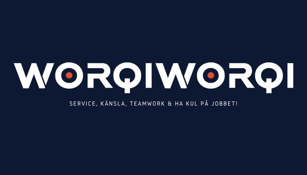 Worqiworqi_-Endast text, ingen bild: Worqiworqi, skrivet med stora bokstäver, större text. Service, känsla, teamwork & ha kul på jobbet med mindre bokstäver under. blå bakrund med texten i vitt och en röd cirkel inuti båda O i Worqiworqi.