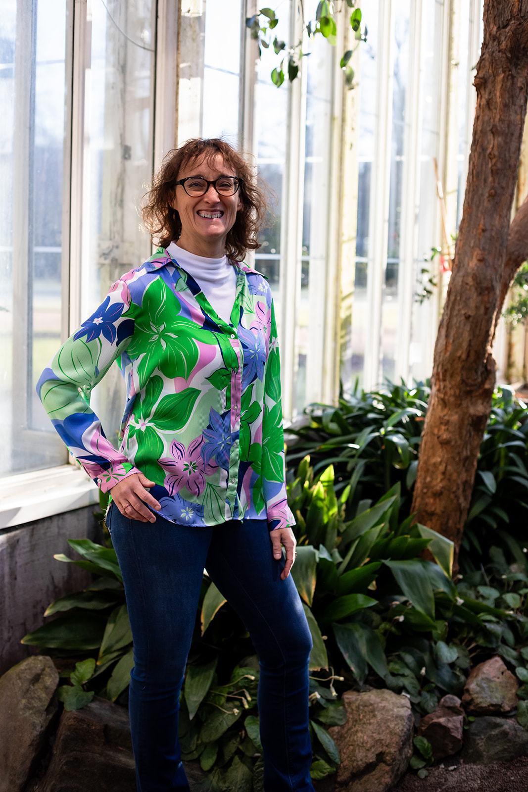 Anna står skrattande lite på snedden med armen i sidan.