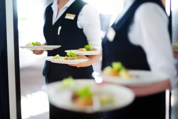 Serveringspersonal med tallrikar